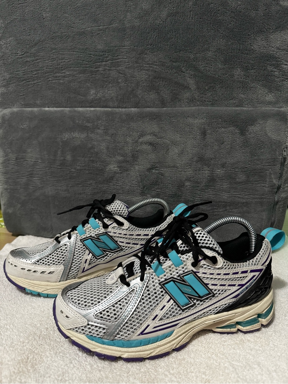 New Balance Men’s 5.5 Womens 7. Silver & Teal Athletic Sneakers
